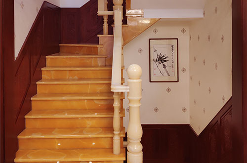 武威中式别墅室内汉白玉石楼梯的定制安装装饰效果
